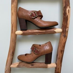 Clarks indigo size 9 brown Mary Jane style shoes